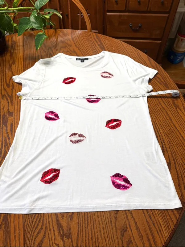 INC International Concepts White Short Sleeve Tee with Sequined Lips Size L - Image 6