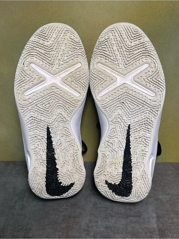 Nike Team Hustle D 10 GS Black Metallic Gold White Women's Sneakers Size 7-7.5 - Image 16