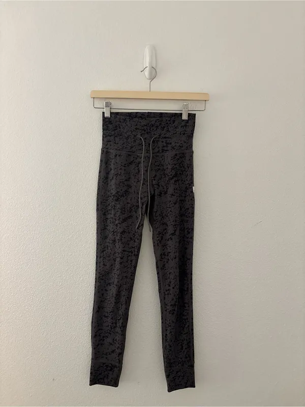 Vuori daily leggings in chia stucco - Image 2