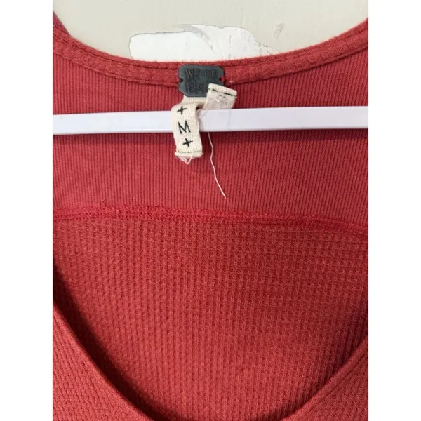 FREE PEOPLE LONG SLEEVE MALIBU KNIT THERMAL HI-LOW TOP SHIRT Sz Medium 2259 - Image 5