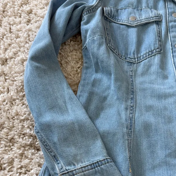 Universal Threads NWOT Light Wash Denim Button-Up Shirt - Image 3