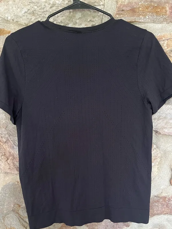 Athleta in Motion Crewneck Seamless Tee in Black size small - Image 3
