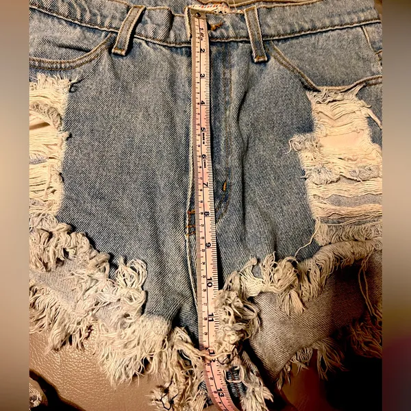 Vibrant Distressed High-Rise Denim Cutoff Shorts Size L - Image 7