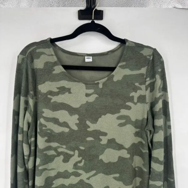 Old Navy Green Camp Patterned Plush-Knit Long-Sleeve Tee Large‎ Soft Layering - Image 4