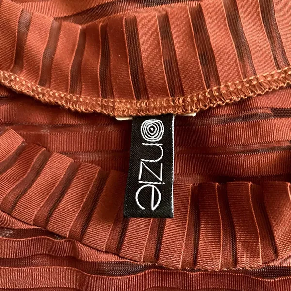 Onzie‎ Edge Mesh Stripe Crop Tank Rust Orange Mock Neck Athleisure Size Medium - Image 4