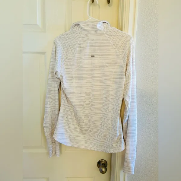 Old Navy Active Cream Long Sleeve 1/4 Zip Shirt Size Medium - Image 3