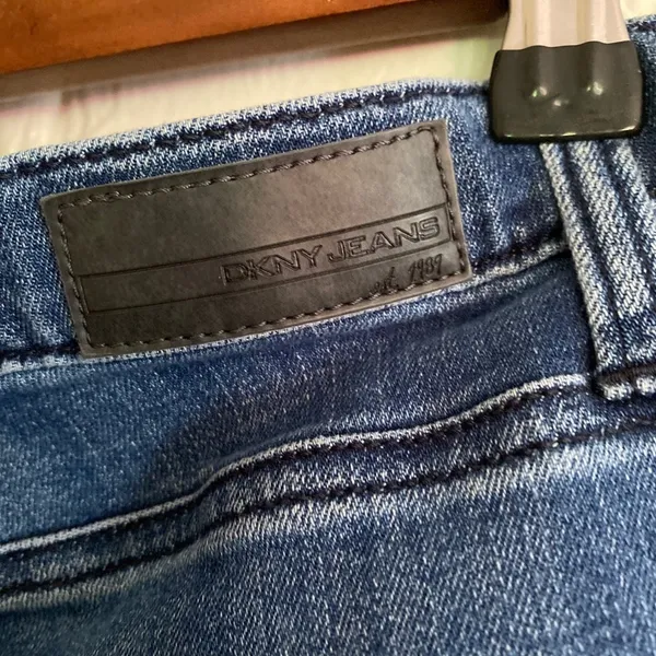 DKNY jeans Soho 800 t women's size 16 Length 39 inseam 38 rise 10 - Image 3