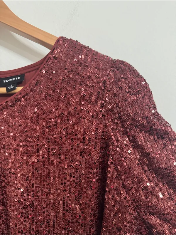 Torrid Burgundy Sequin Short Sleeve Going out Top Ruched Sleeves Keyhole Back 1X - Image 5
