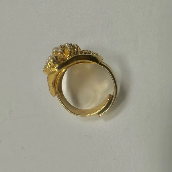 Gold tone faux pearl vintage ring - Image 3