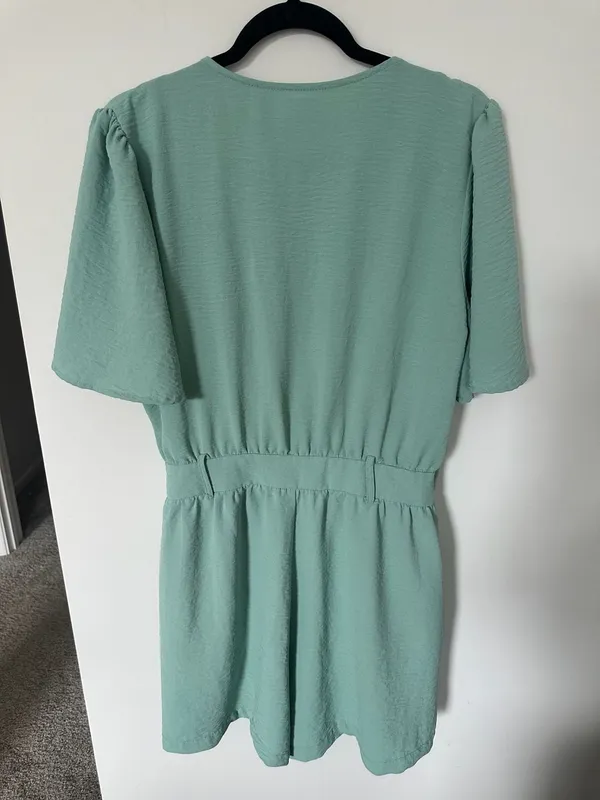 Style Haven Boutique Green Textured V-Neck Short Sleeve Romper with Pockets Size - Image 3