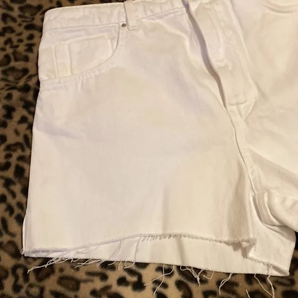 ZARA Shorts White Jean Shorts Women’s Size 12 Distressed Edging Side Slit Shorts - Image 3