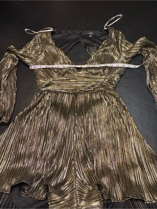 Lulu's Metallic Gold Plisse Long Sleeve Backless Romper size Small NWT - Image 12
