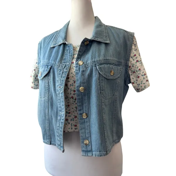 Vintage ‘80s Sasson Floral Cotton & Denim Button Front Short Sleeve Crop Top - Image 3