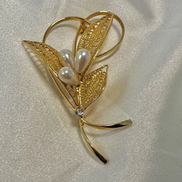 Vintage gold tone faux pearl filagree leaf brooch - Image 2