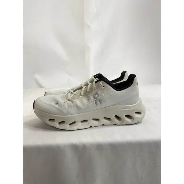 On Cloudtilt Low Top White Polyester Sneakers Size 9 *FIRM ON PRICE. - Image 3