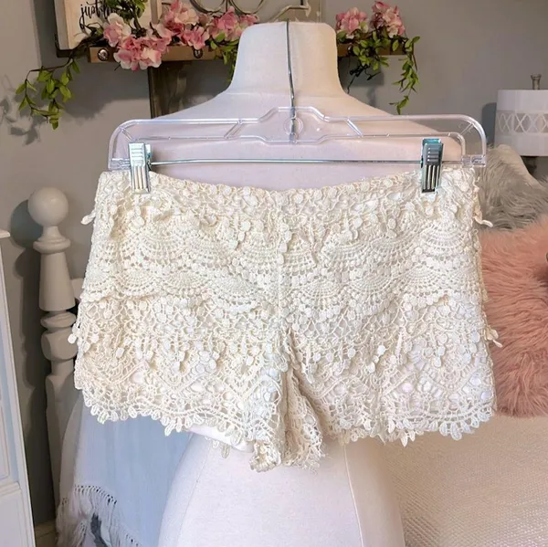 Romantic Flirty Lace Crochet Beige Shorts Back Zip Womens Small Love Fire - Image 6