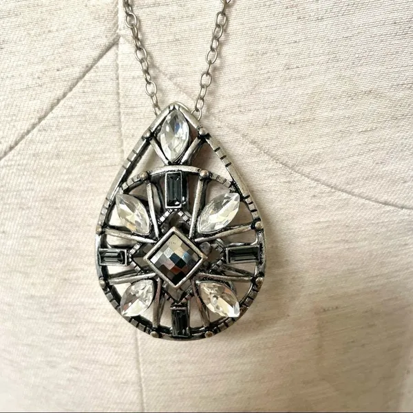 Long silver tone rhinestone pendant necklace - Image 3