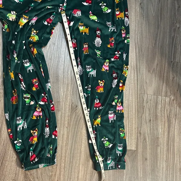 Festive Green Pajama Set for Women - Image 4