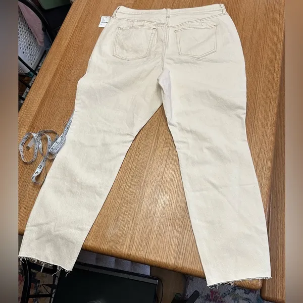 We The Free People NWT CRVY ivory raw hem cropped button fly denim size 33, 17” - Image 8