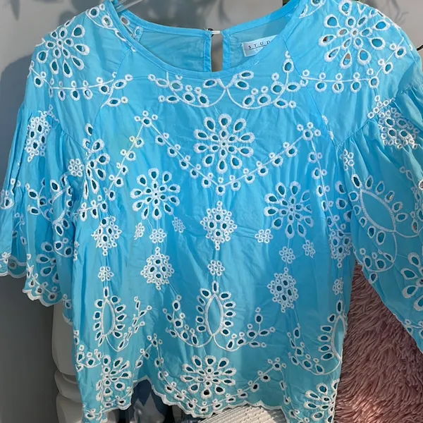 Sky Blue Eyelet Top Scalloped Bell Sleeves Studio JPP Womens Medium - Image 13