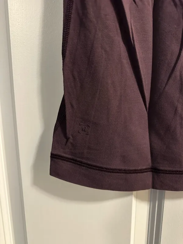 Lululemon T-shirt - Image 4
