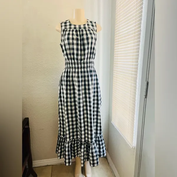 A New Day Women’s Gingham Sleeveless Smocked Waist Dress size small like new - Image 4