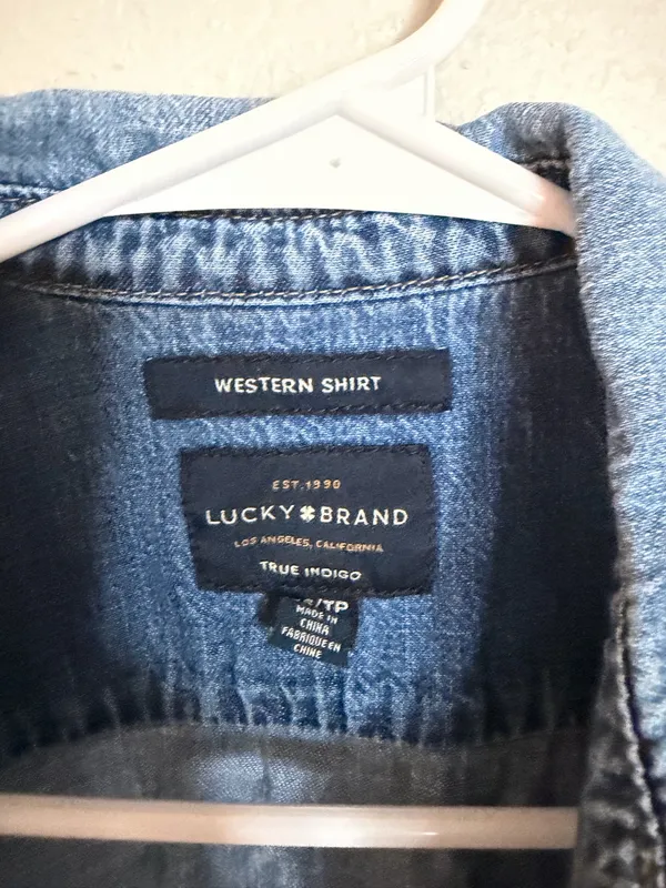 Lucky Brand Women's Denim Western Shirt - Size XS Condition: Like New / Excellent Condition Description: Upgrade your casual wardrobe with this classic Lucky Brand "True Indigo" denim Western shirt. Crafted from soft, high-quality denim with a flattering fit, it features timeless pearl snap buttons, dual chest pockets, and Western-style shoulder yokes. Perfect for layering or wearing on its own, this versatile staple easily dresses up or down. It has been meticulously cared for, showing no visible signs of wear. Fast shipping from a smoke-free home! - Image 2