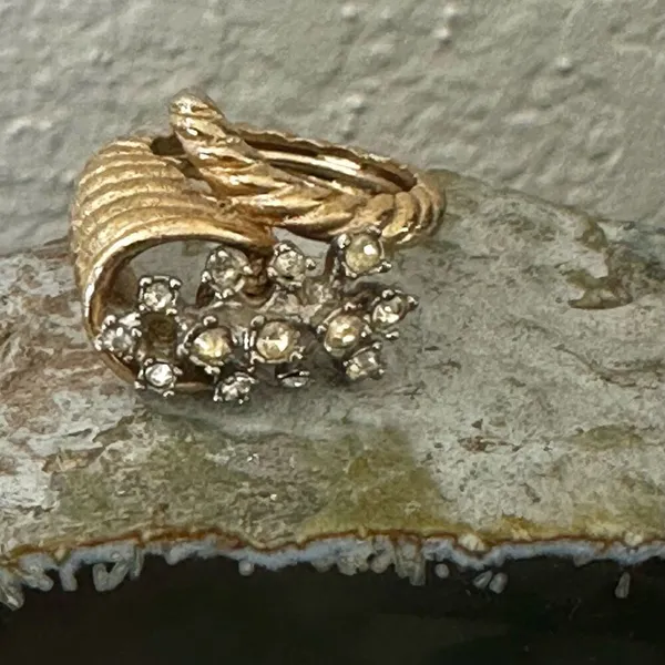 Vintage Gold Tone Cluster Ring with Clear Rhinestones - Image 7