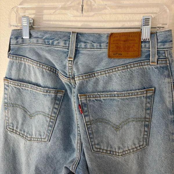 Levi’s Women’s 501 ‘90s Denim Jeans 25” Light Wash  - Image 5