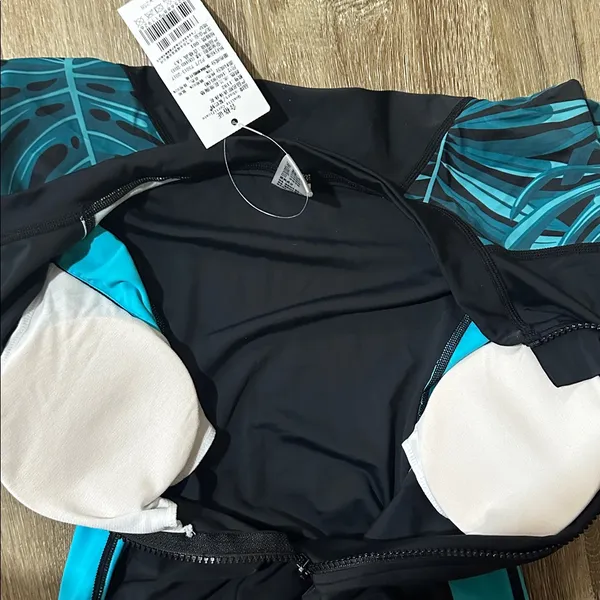 NWT women’s medium surf suit long sleeve - Image 3