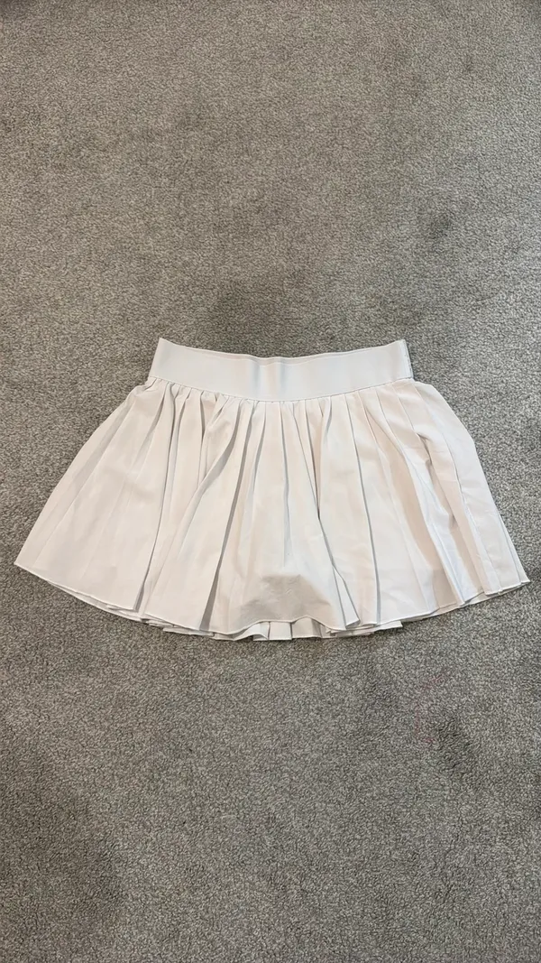 Aritzia Skirt TNA Tennis Pleated - Image 2
