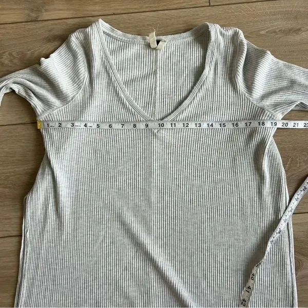We the Free Split Side Tuesday Tunic V-Neck Knit Top Size Large Light Grey - Image 10