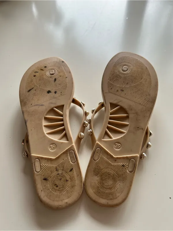 Juicy Couture Rhea Flip Flops Rubber Beige Pearl Straps Rhinestone Crown 39‎ - Image 5