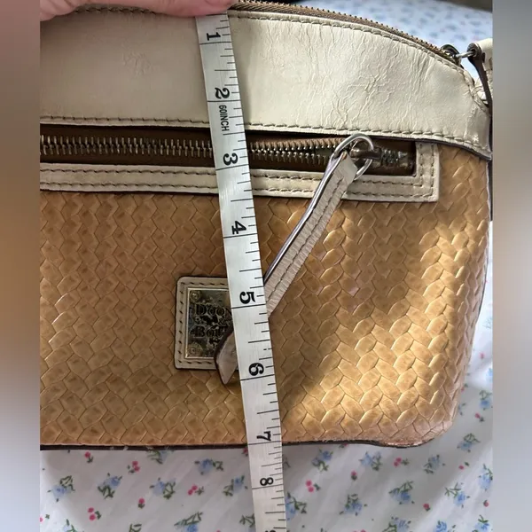 Dooney and bourke vintage beige and white shoulder bag. Needs work - Image 7
