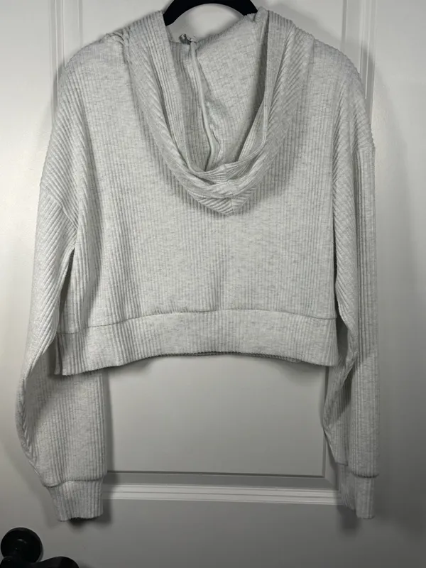 Alo Yoga Muse Rib-Knit Cropped Hoodie - Image 5