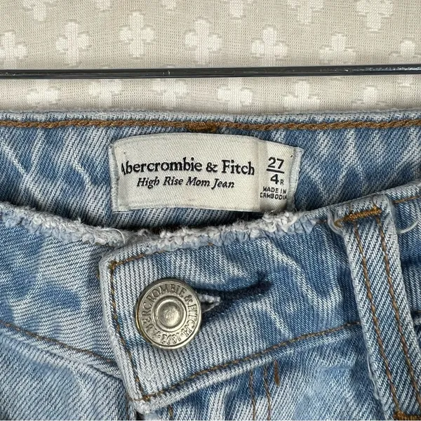 Abercrombie &‎ Fitch Light Wash Curve Love High Rise Mom Jeans - Image 4