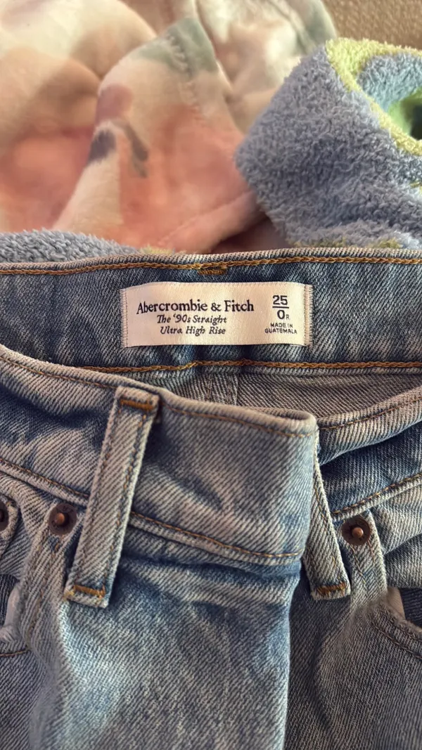 Abercrombie High-Rise Jeans 90s Straight - Image 2
