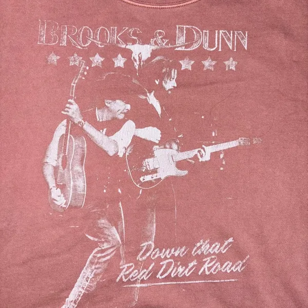 Brooks & Dunn crewneck sweatshirt 'Down that Red Dirt Road'. - Image 6