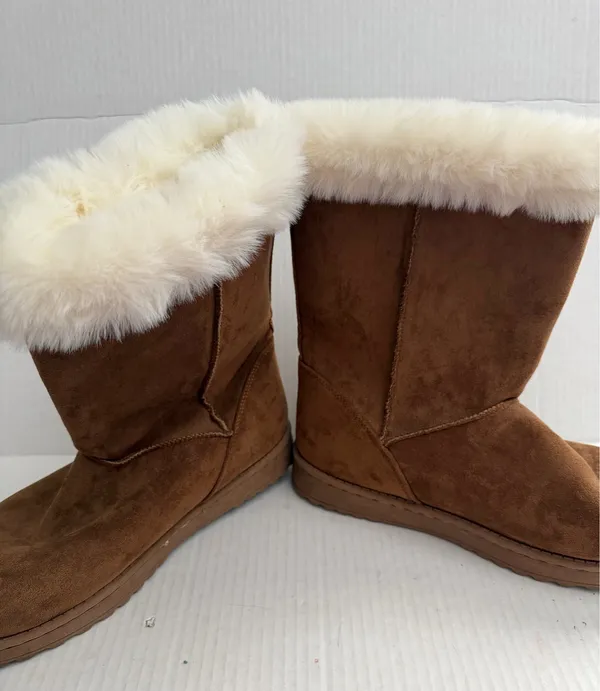 Women's Brown Suede Winter Boots with Cream Fur Trim - Image 3