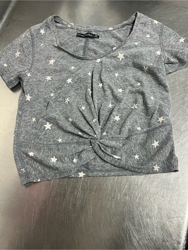 Abercrombie & Fitch Cropped Short Sleeve Gray Top with Stars - Size XS - GUC - Image 3