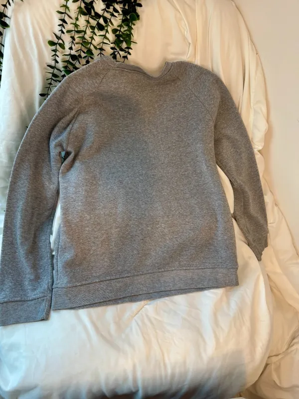 Dog Mom Gray Sweatshirt Crewneck Pullover Size S/M - Image 3