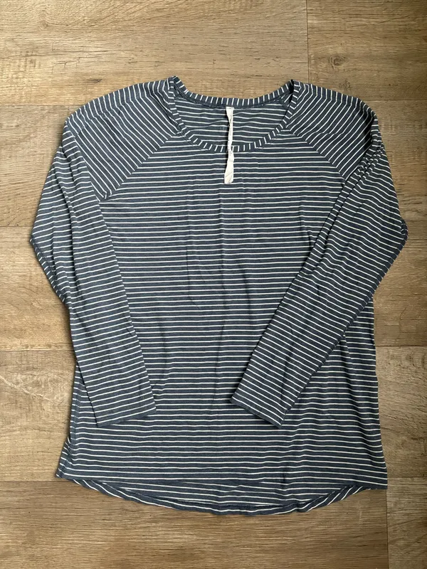 Lululemon Emerald Long Sleeve In Blue and White Sz 8 - Image 4
