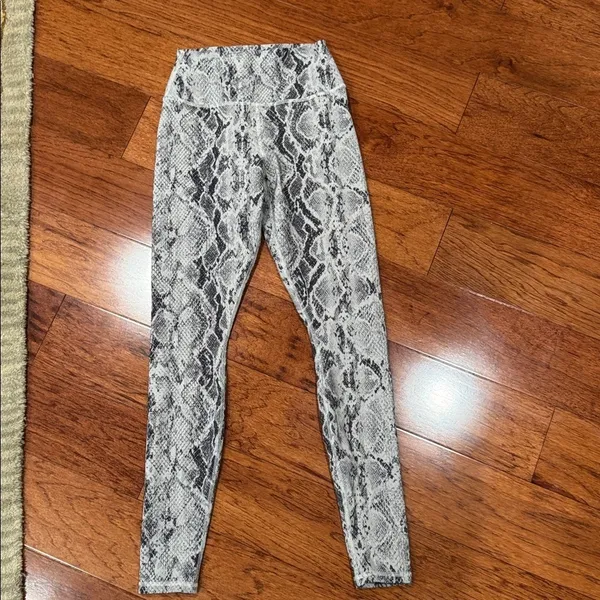 Alo Yoga Vapor Snakeskin High Waisted Leggings Size Small - Image 2