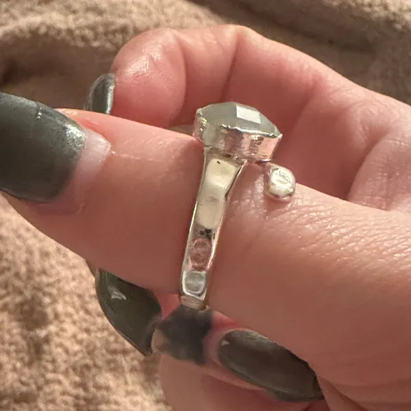 Elegant Silver Ring with Green Stone - Image 3