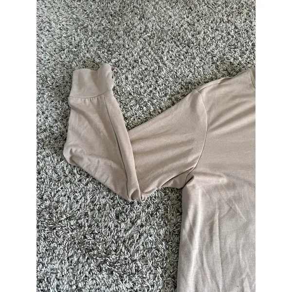 Trendy Queen Women's Oversized Tan‎ Thumb Hole Long Sleeve Tee Size Large - Image 4