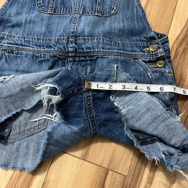 American Eagle Women’s XS/S Raw Hem Overall Jean Shorts Denim Shortails Tomgirl - Image 6