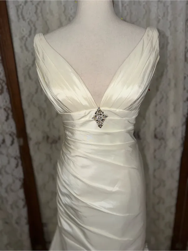 Beautiful Vintage Y2K Moonlight Ivory Taffeta Wedding Gown - Image 4