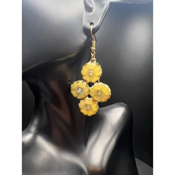 Light Yellow Cream Shimmer Rhinestone Gold Tone Flower Cluster Floral Earrings - Image 5