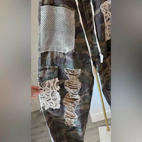 POL Camo Nomad Luxe Joggers Size Medium - Image 9