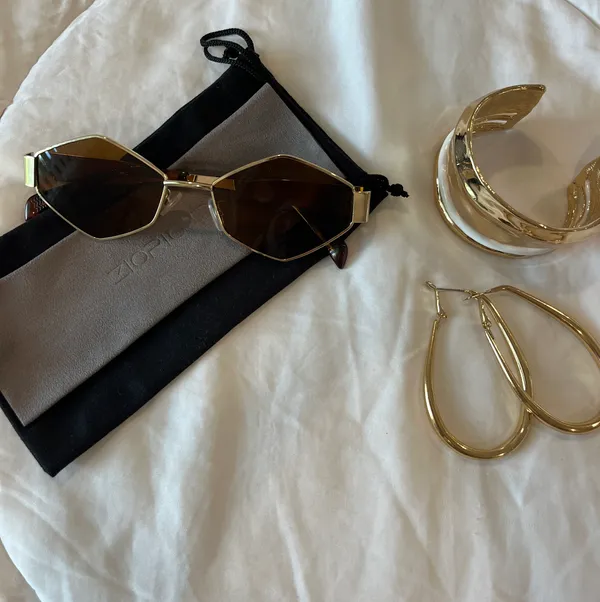 Trendy Oval Shaped Dainty Fashion Sunglasses - Image 2